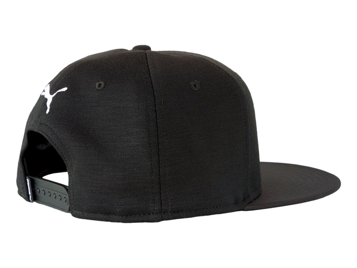 Gorra PUMA negra de visera plana con logotipo y nombre de la marca bordados en color blanco al frente.