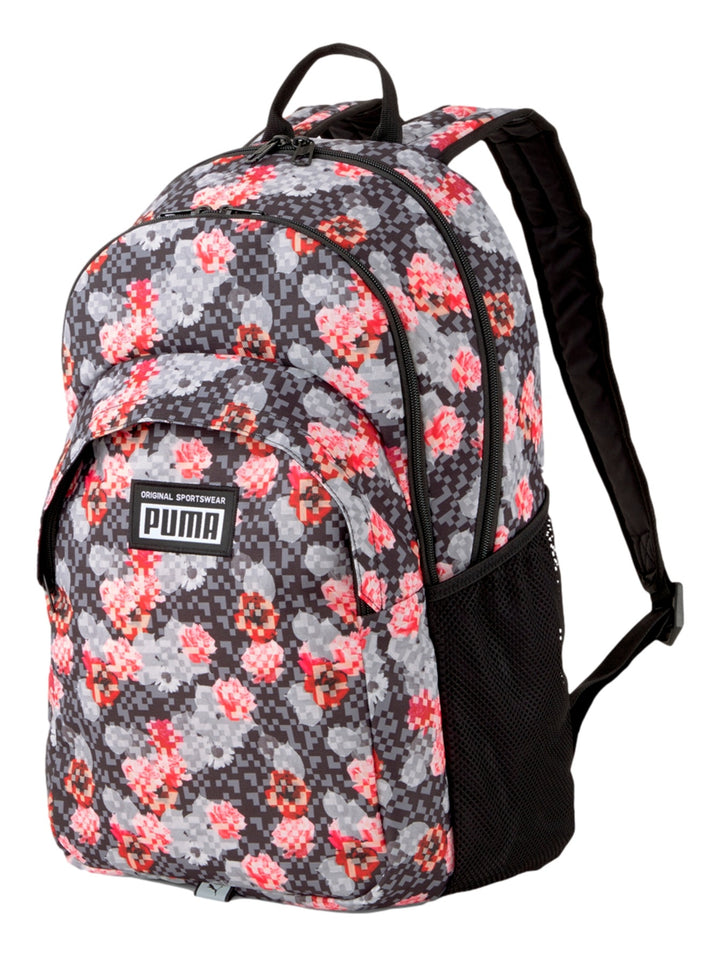 Mochila PUMA Academy con estampado floral en colores gris y rojo sobre fondo oscuro.