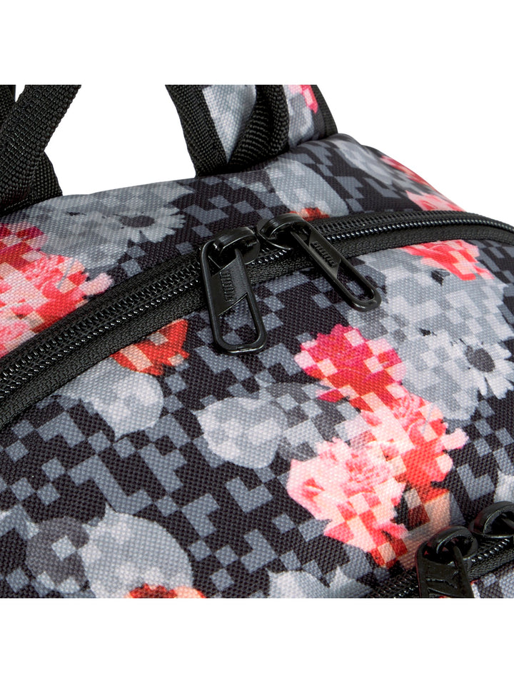 Mochila PUMA Academy con estampado floral en colores gris y rojo sobre fondo oscuro.