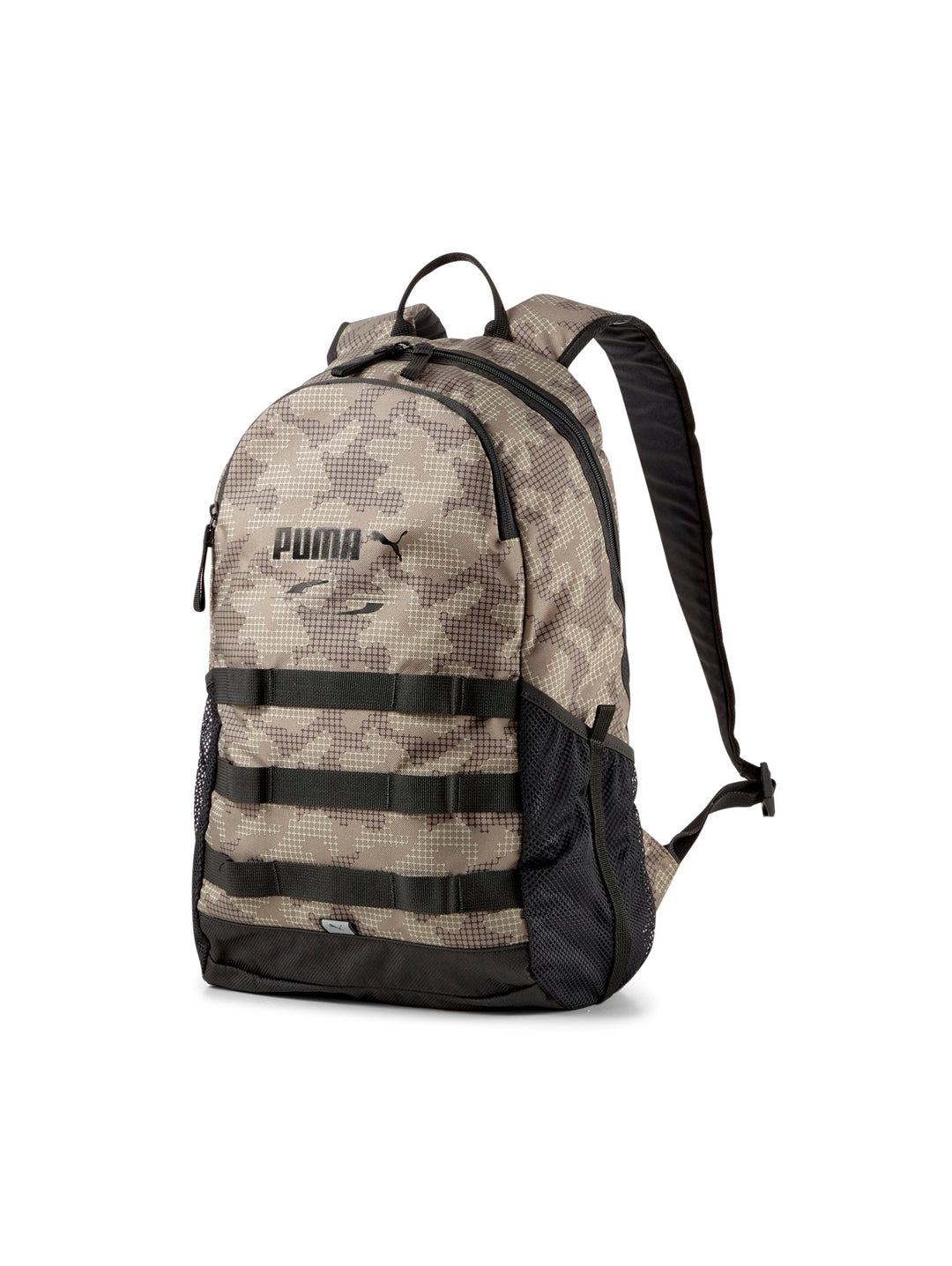 Mochila PUMA con estampado de camuflaje en tonos beige y café y detalles en color negro.