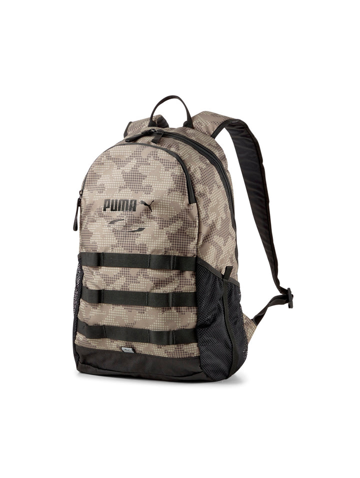 Mochila PUMA con estampado de camuflaje en tonos beige y café y detalles en color negro.