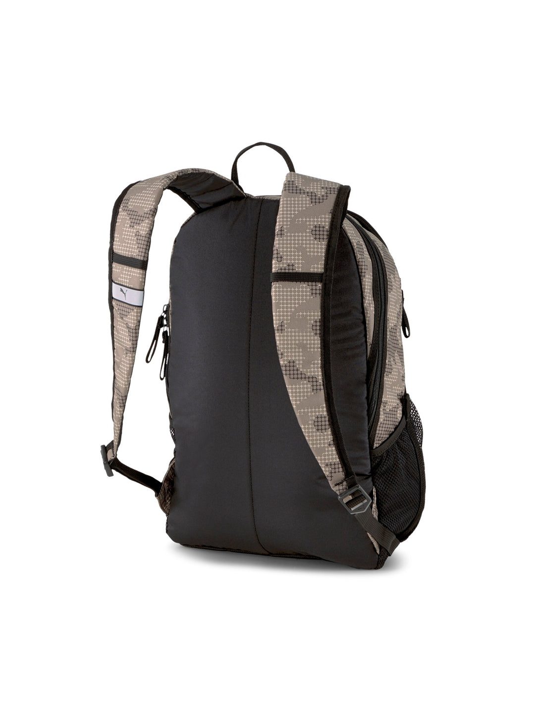 Mochila PUMA con estampado de camuflaje en tonos beige y café y detalles en color negro.