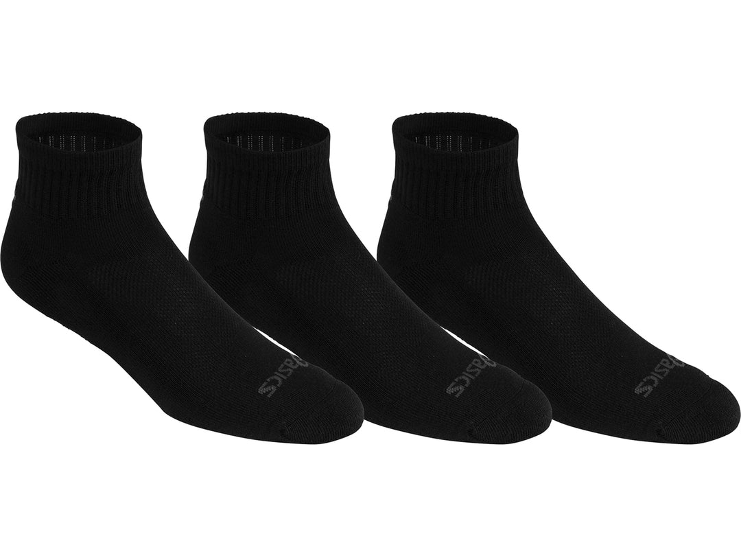 Tres calcetines deportivos Asics de color negro, corte cuarto de caña.