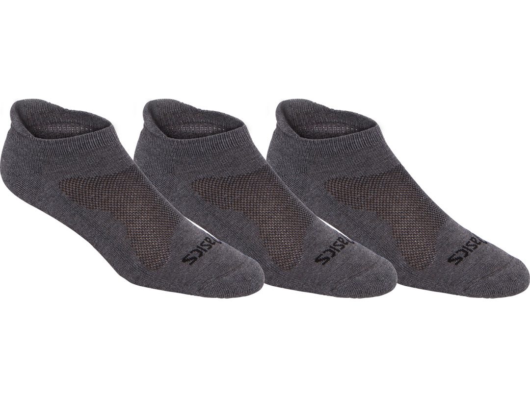 Tres calcetines cortos ASICS en color gris jaspeado sobre fondo blanco.