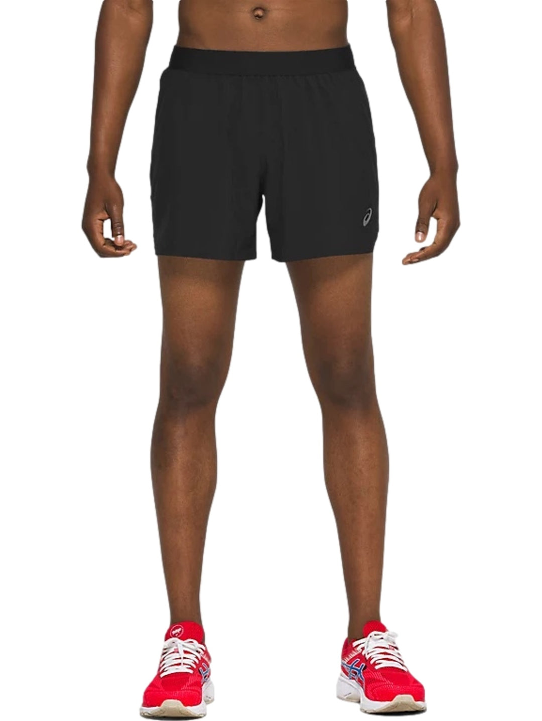 Hombre vistiendo shorts deportivos ASICS de color negro, corte corto y diseño ligero para running.