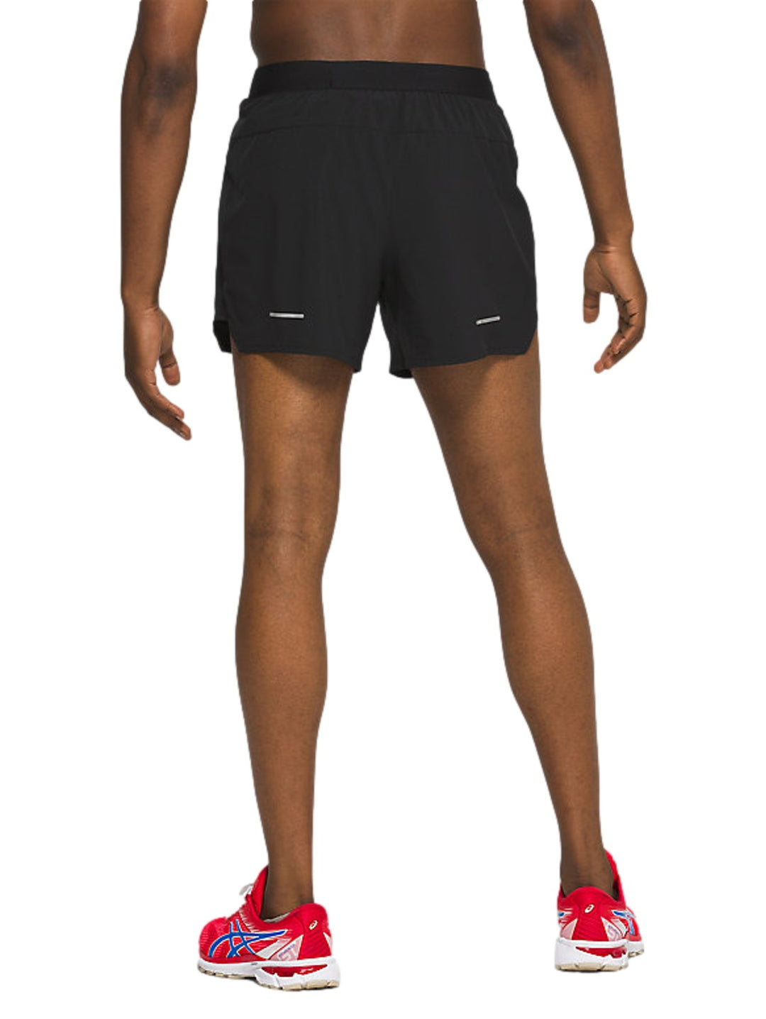 Hombre vistiendo shorts deportivos ASICS de color negro, corte corto y diseño ligero para running.