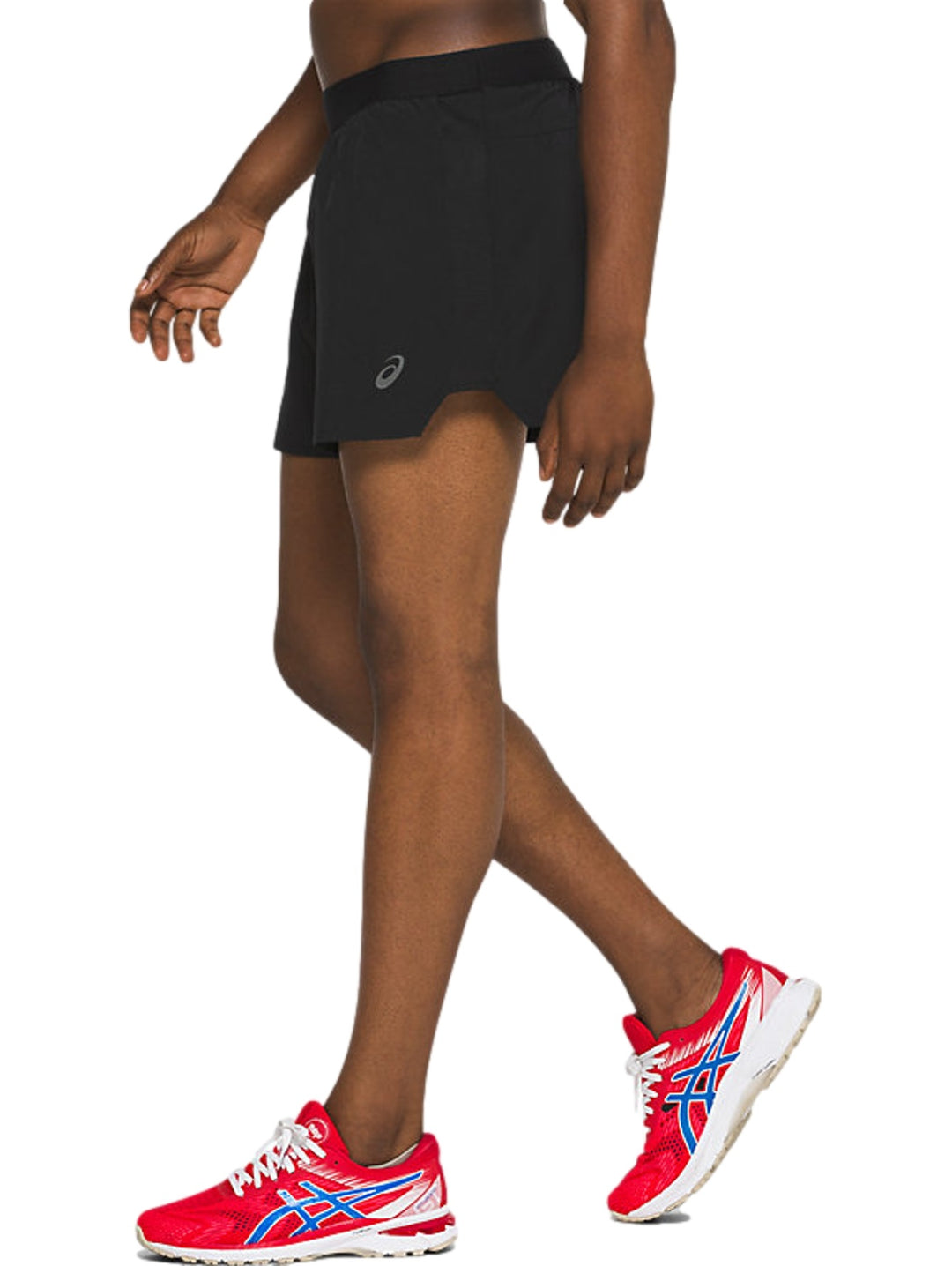Hombre vistiendo shorts deportivos ASICS de color negro, corte corto y diseño ligero para running.