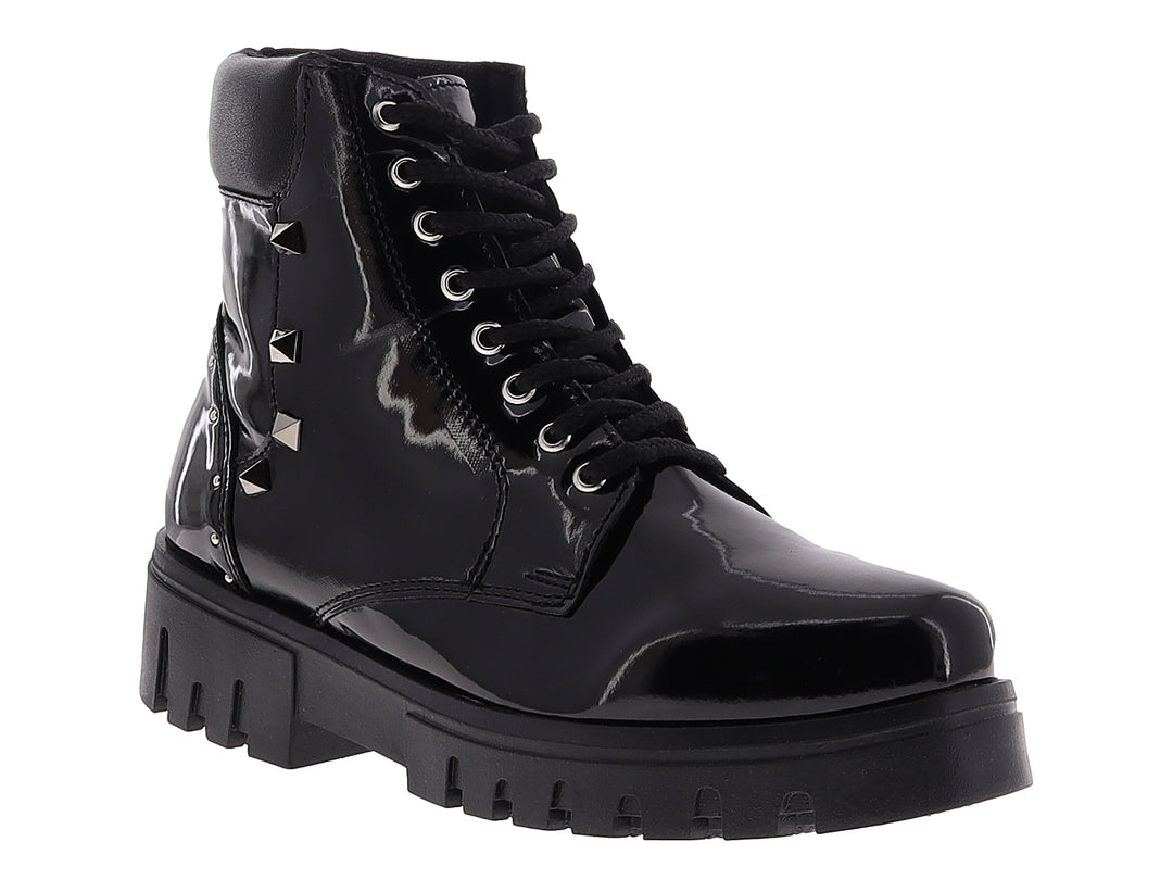 Botines negros de charol para mujer con suela de plataforma gruesa y detalles de estoperoles laterales.