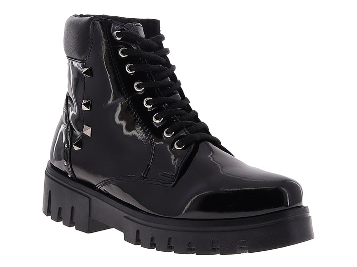 Botines negros de charol para mujer con suela de plataforma gruesa y detalles de estoperoles laterales.