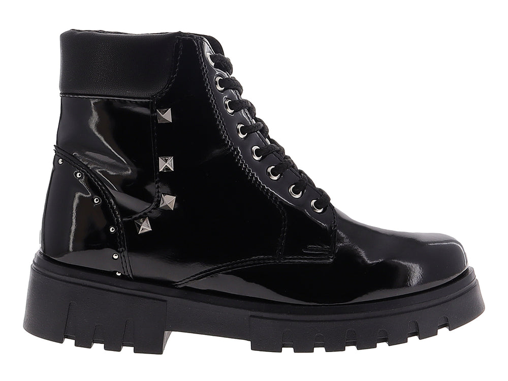 Botines negros de charol para mujer con suela de plataforma gruesa y detalles de estoperoles laterales.