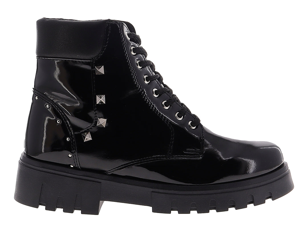 Botines negros de charol para mujer con suela de plataforma gruesa y detalles de estoperoles laterales.
