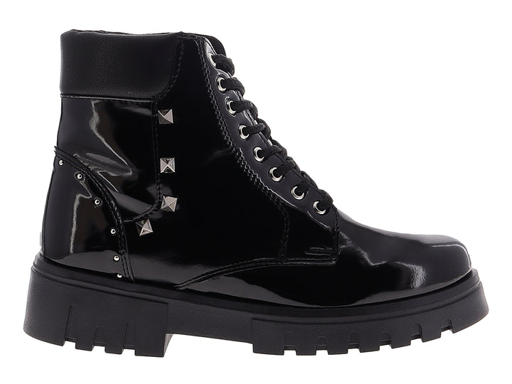 Botines negros de charol para mujer con suela de plataforma gruesa y detalles de estoperoles laterales.