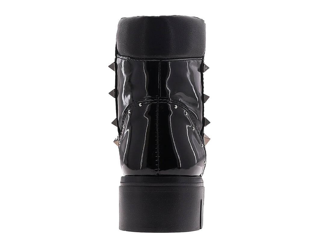 Botines negros de charol para mujer con suela de plataforma gruesa y detalles de estoperoles laterales.