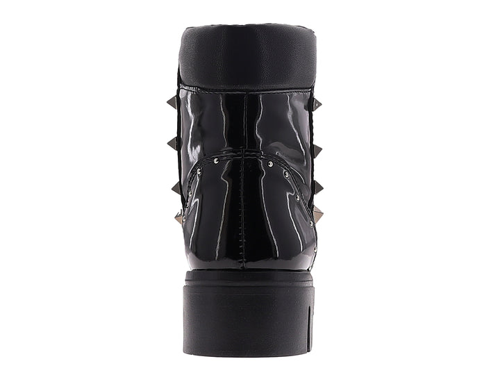 Botines negros de charol para mujer con suela de plataforma gruesa y detalles de estoperoles laterales.