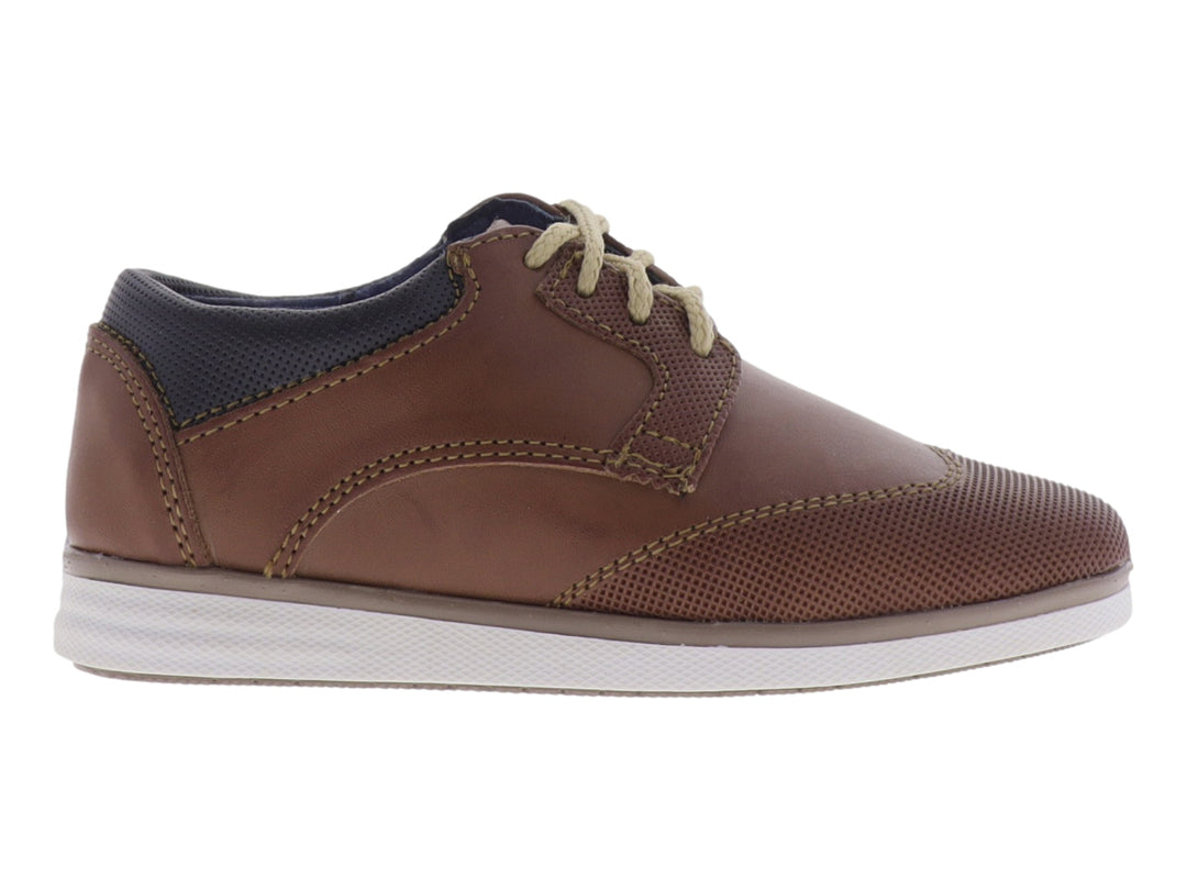 Zapato casual para niño color miel con suela blanca y detalles en gris.