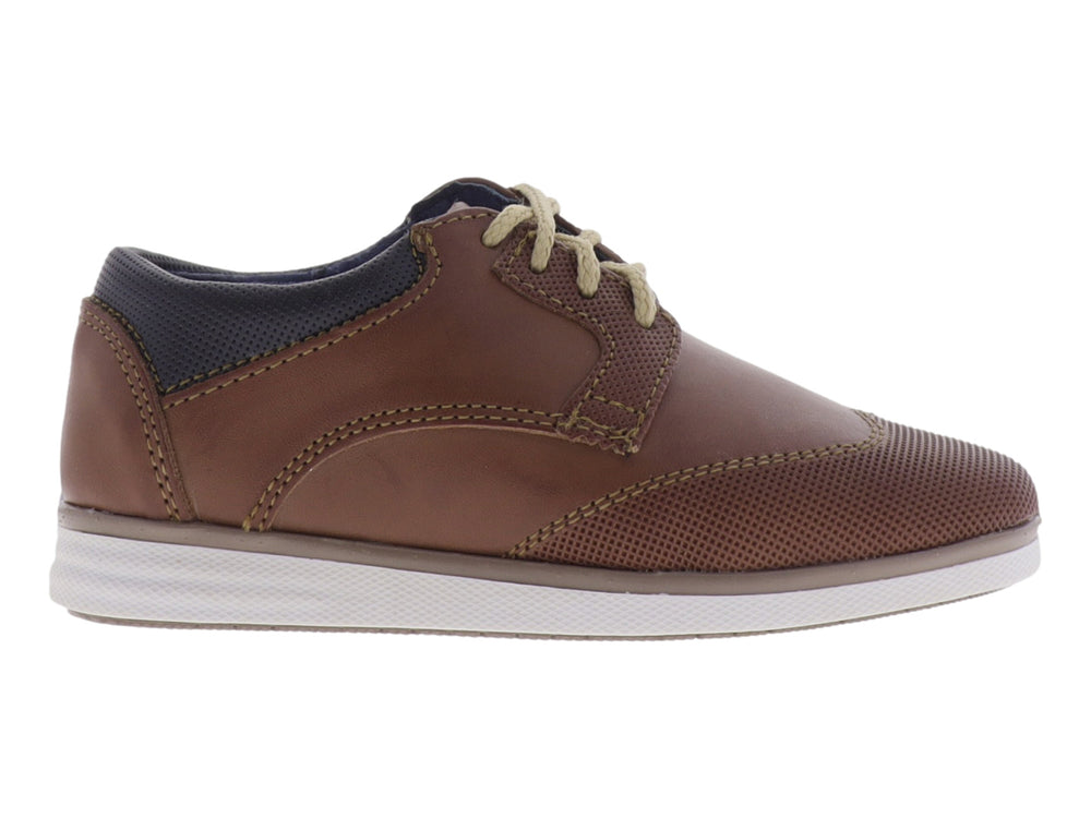 Zapato casual para niño color miel con suela blanca y detalles en gris.