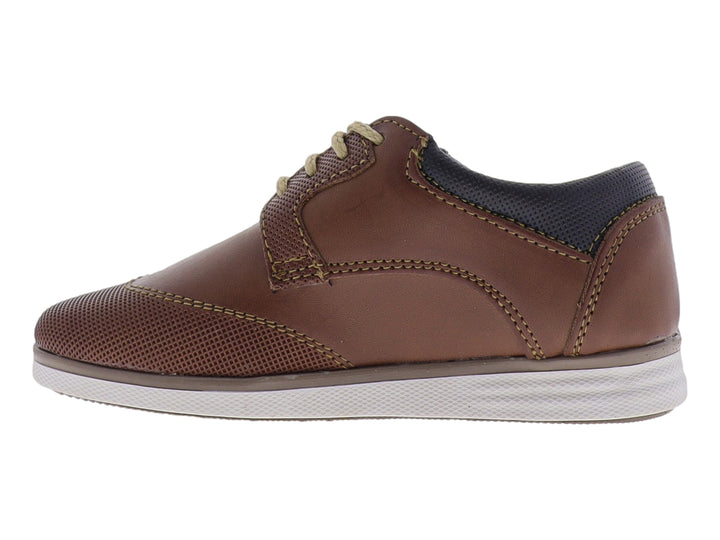 Zapato casual para niño color miel con suela blanca y detalles en gris.