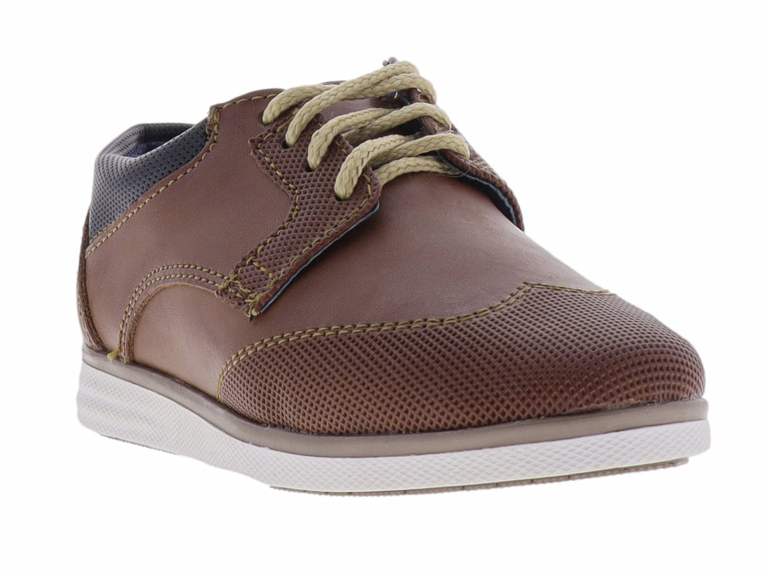 Zapato casual para niño color miel marino con suela blanca y cordones beige.