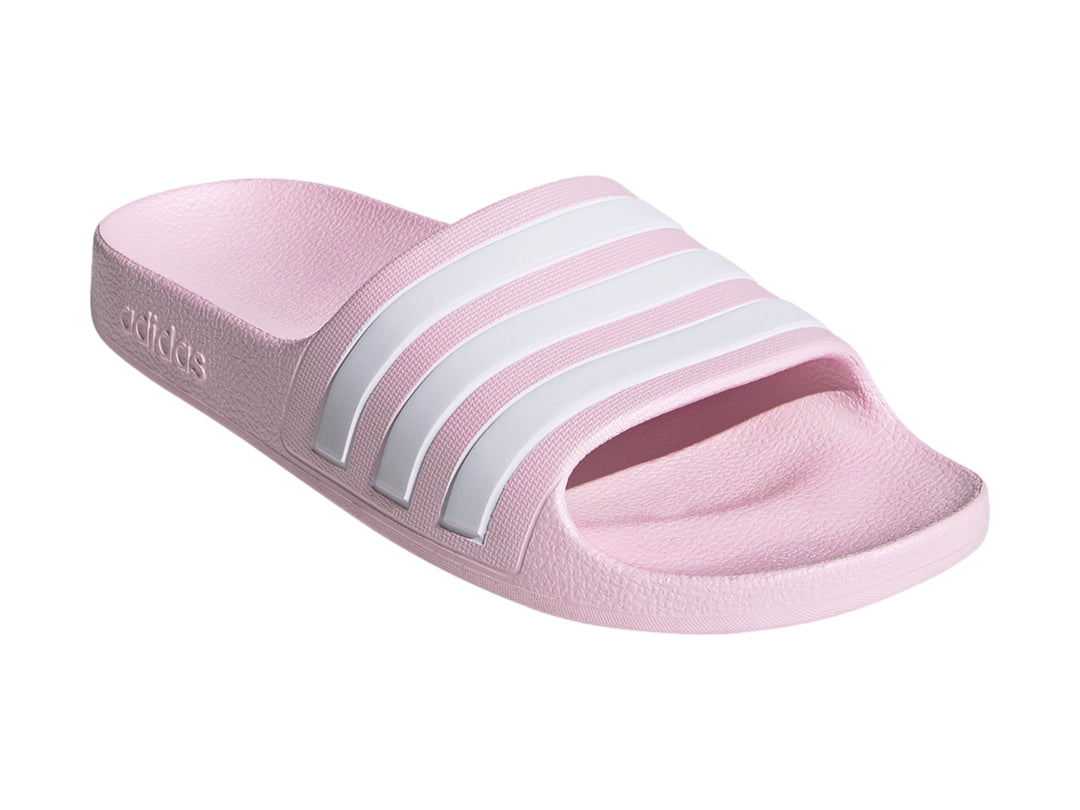Sandalia Adidas Adilette Aqua para niña en color rosa con tres franjas blancas laterales.