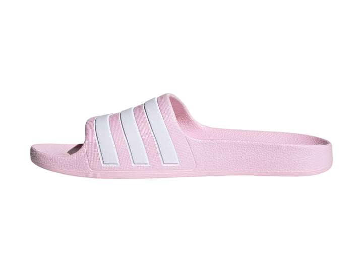 Sandalia Adidas Adilette Aqua para niña en color rosa con tres franjas blancas laterales.