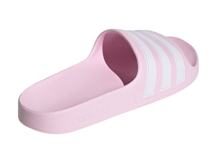 Sandalia Adidas Adilette Aqua para niña en color rosa con tres franjas blancas laterales.