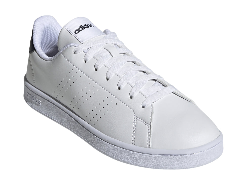 Tenis Adidas Advantage en color blanco con detalle azul marino en el talón y suela blanca.