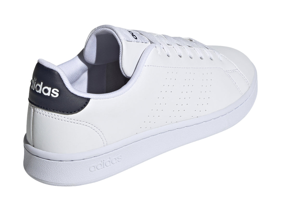 Tenis Adidas Advantage en color blanco con detalle azul marino en el talón y suela blanca.