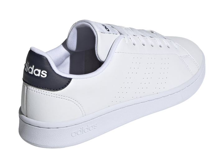 Tenis Adidas Advantage en color blanco con detalle azul marino en el talón y suela blanca.