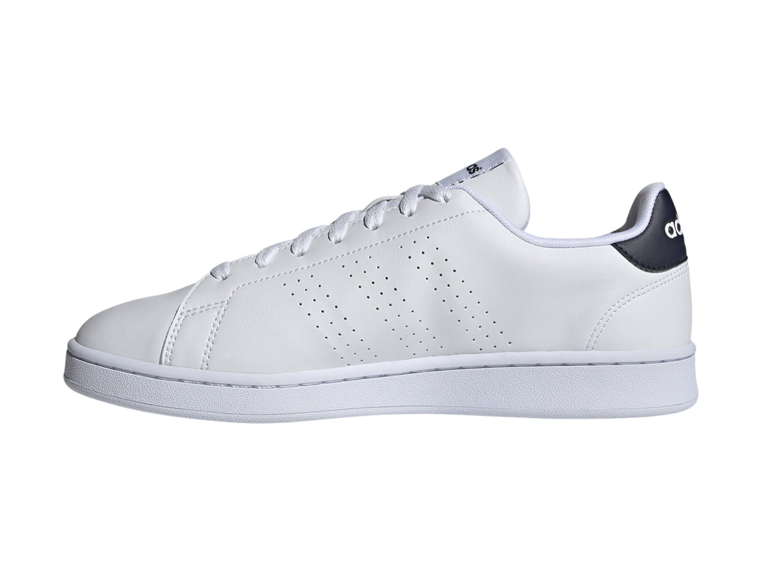 Tenis Adidas Advantage en color blanco con detalle azul marino en el talón y suela blanca.