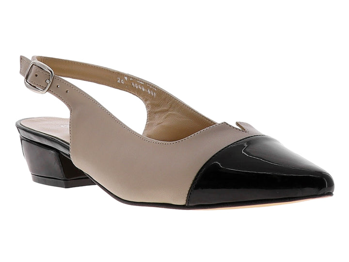 Zapato de tacón bicolor en color maquillaje y negro con punta de charol brillante y correa al tobillo.