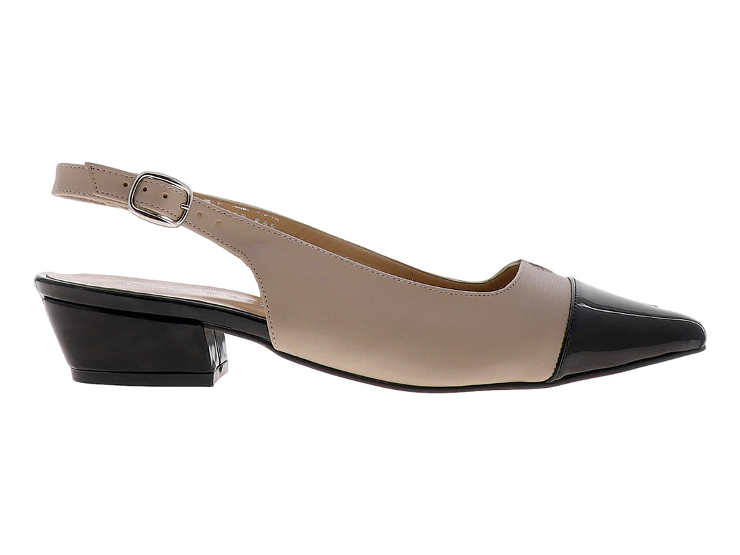 Zapato de tacón bicolor en color maquillaje y negro con punta de charol brillante y correa al tobillo.