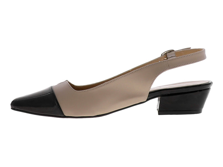 Zapato de tacón bicolor en color maquillaje y negro con punta de charol brillante y correa al tobillo.