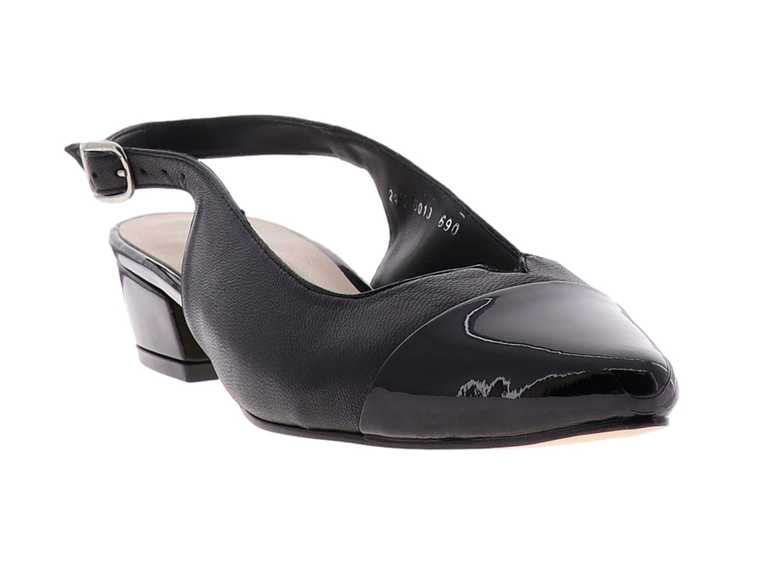 Zapato negro de piel y charol para mujer con tacón bajo y correa ajustable al tobillo.