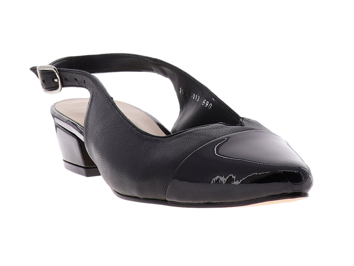 Zapato negro de piel y charol para mujer con tacón bajo y correa ajustable al tobillo.