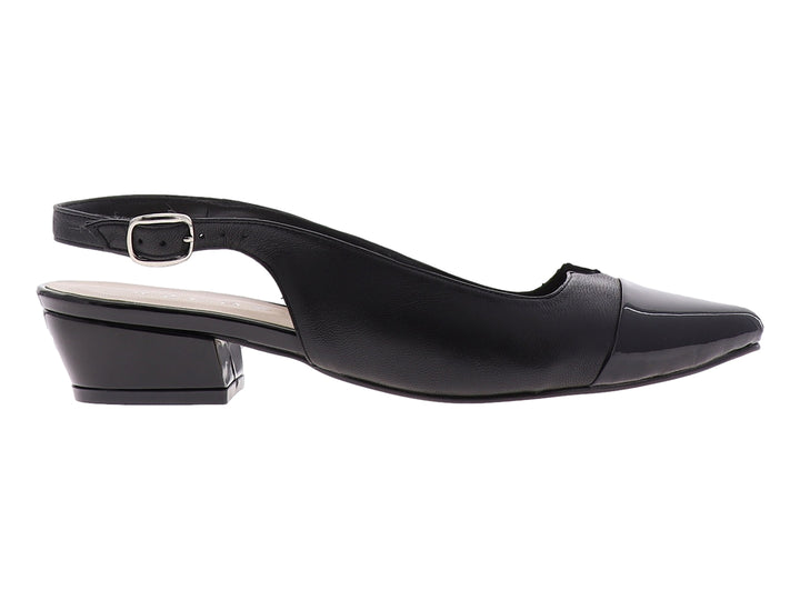 Zapato negro de piel y charol para mujer con tacón bajo y correa ajustable al tobillo.
