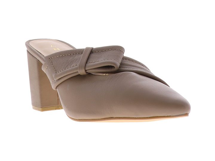 Zapato mule color maquillaje con tacón grueso y detalle de nudo decorativo en la parte superior.