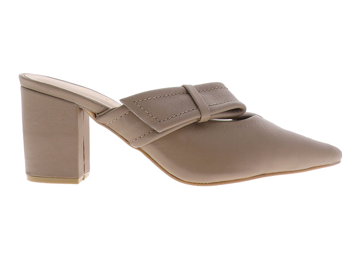 Zapato mule color maquillaje con tacón grueso y detalle de nudo decorativo en la parte superior.