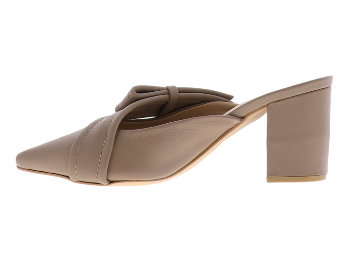 Zapato mule color maquillaje con tacón grueso y detalle de nudo decorativo en la parte superior.