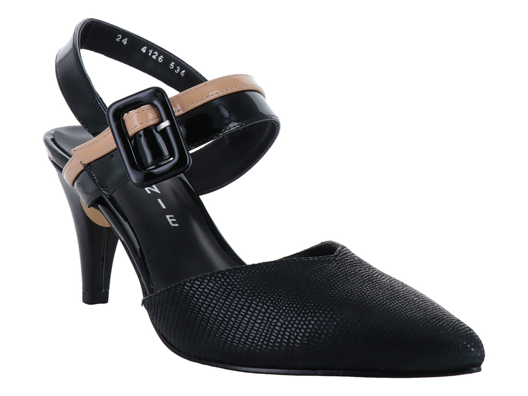 Zapato elegante de tacón negro con textura de microserpiente y correa nude con hebilla en charol negro.