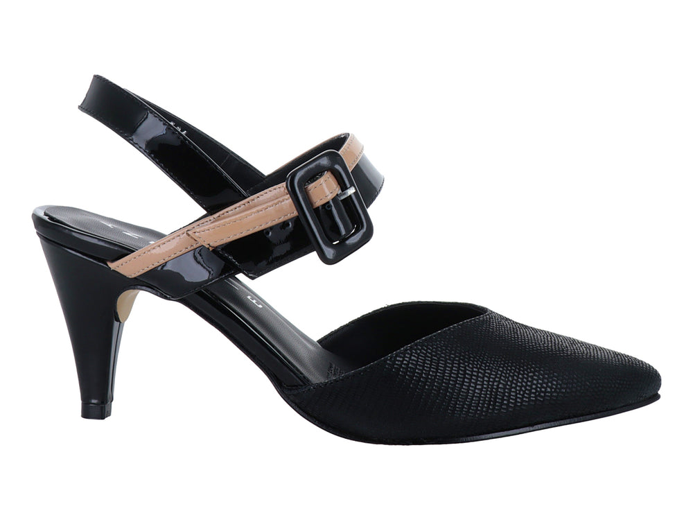 Zapato elegante de tacón negro con textura de microserpiente y correa nude con hebilla en charol negro.