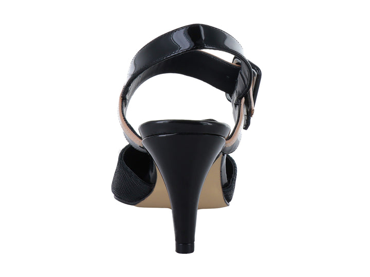Zapato elegante de tacón negro con textura de microserpiente y correa nude con hebilla en charol negro.