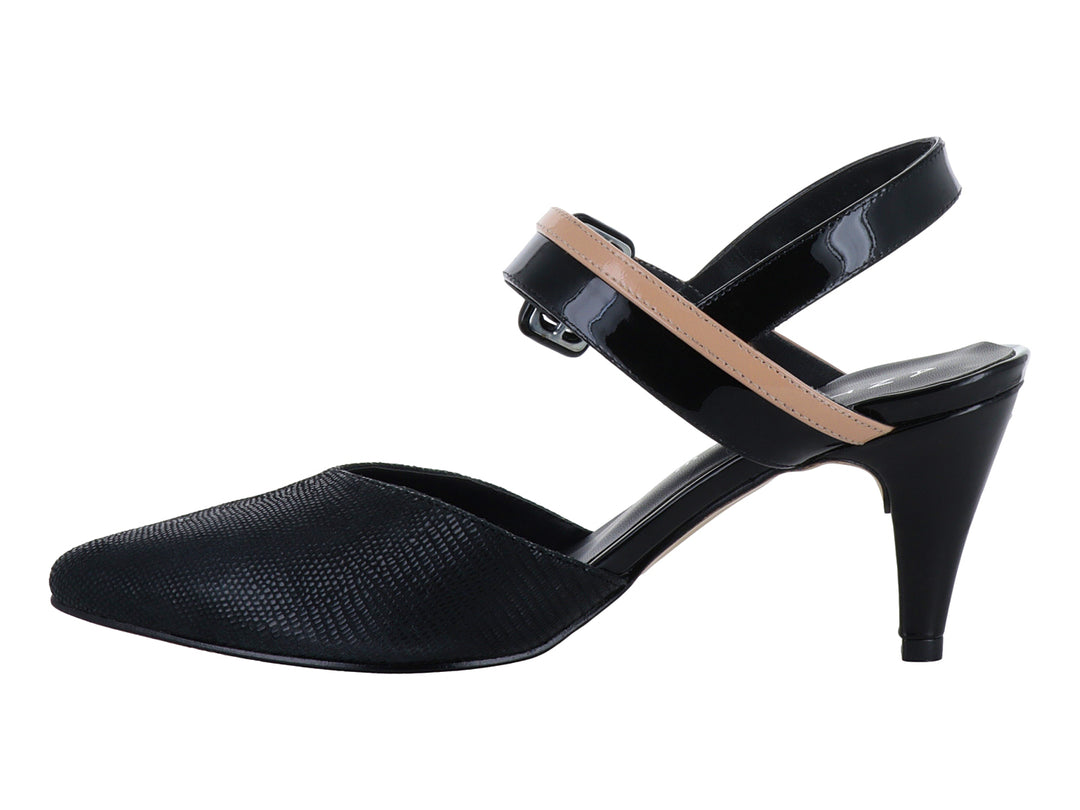 Zapato elegante de tacón negro con textura de microserpiente y correa nude con hebilla en charol negro.