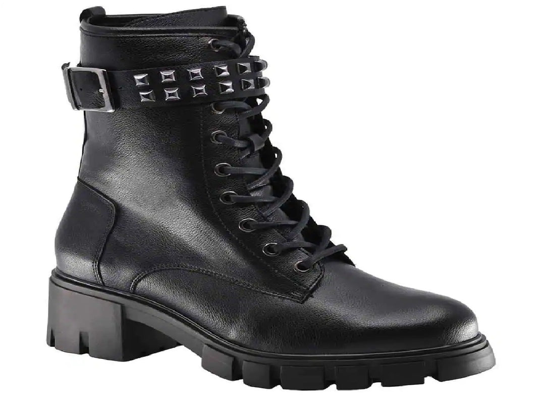 Botines negros para mujer con agujetas, correa con estoperoles plateados y suela track gruesa.