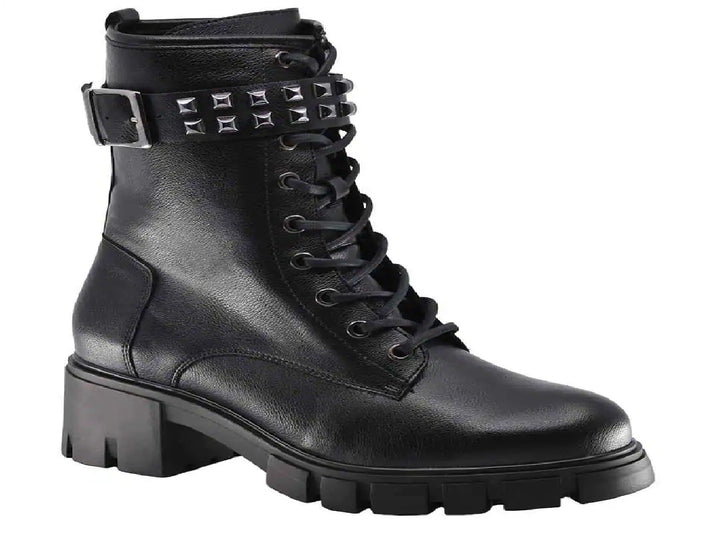 Botines negros para mujer con agujetas, correa con estoperoles plateados y suela track gruesa.