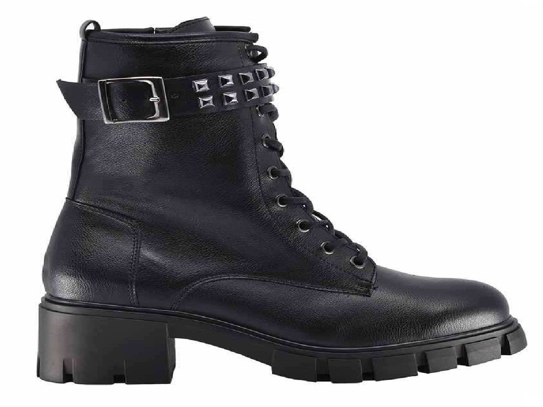 Botines negros para mujer con agujetas, correa con estoperoles plateados y suela track gruesa.