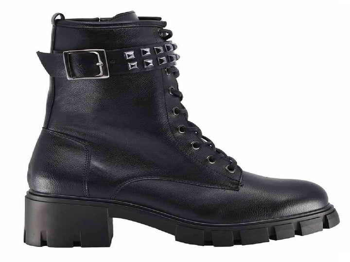 Botines negros para mujer con agujetas, correa con estoperoles plateados y suela track gruesa.
