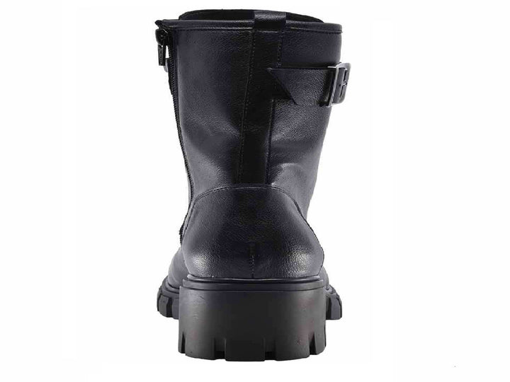Botines negros para mujer con agujetas, correa con estoperoles plateados y suela track gruesa.