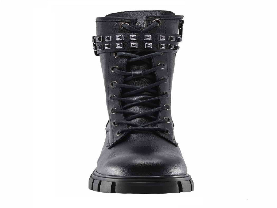 Botines negros para mujer con agujetas, correa con estoperoles plateados y suela track gruesa.