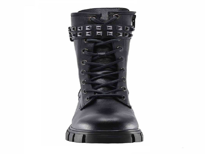 Botines negros para mujer con agujetas, correa con estoperoles plateados y suela track gruesa.
