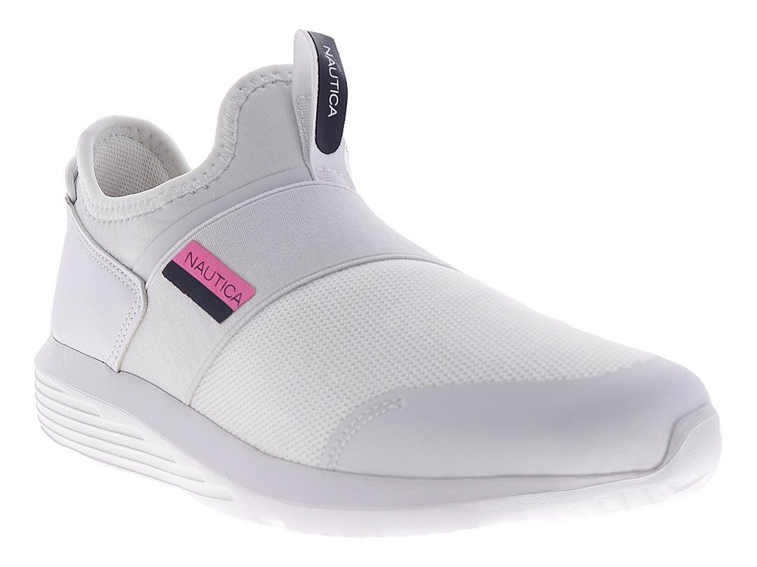Tenis deportivos Nautica color blanco con detalle en rosa, estilo slip-on.